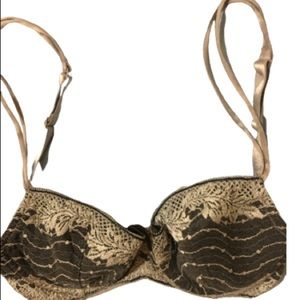 Gorgeous intricate gray and white lace Wacoal bra. 34C